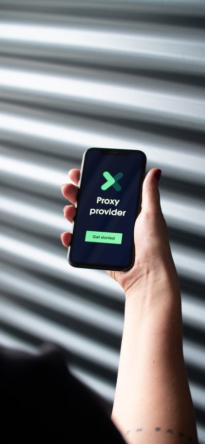 ip查询 App 设置页面展示深色主题切换、历史记录清空与结果复制选项的手机截图